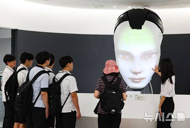 [서울=뉴시스] 황준선 기자 = 20일 오후 서울 도봉구 서울로봇인공지능과학관에서 열린 개관식을 찾은 학생들이 메타 휴머노이드 마스크봇을 관람하고 있다. 2024.08.20. hwang@newsis.com