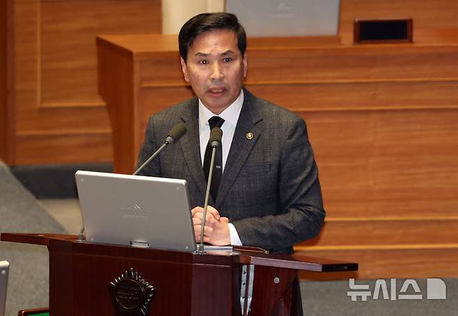 [서울=뉴시스] 조성우 기자 = 김선호 국방부 차관이 14일 오후 서울 여의도 국회에서 열린 제424회 국회(임시회) 제2차 본회의 정치·외교·통일·안보 분야 대정부질문에서 김병주 더불어민주당 의원 질문에 답변하고 있다. 2025.04.14. xconfind@newsis.com