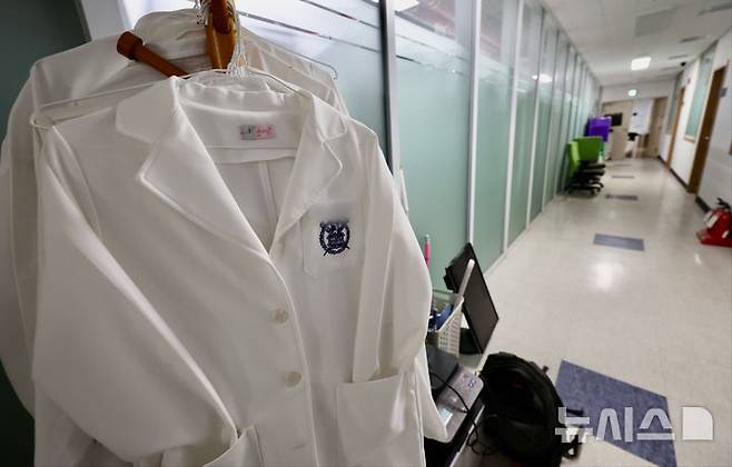 [서울=뉴시스] 김명년 기자 = 17일 정부가 내년도 의과대학 모집인원을 증원 이전 수준인 3058명으로 확정했다. 이는 정부가 지난달 말까지 의대생들이 전원 복귀할 경우, 내년 의대 모집인원을 증원 전으로 되돌리겠다고 밝힌 데 따른 후속 조치다. 이날 오후 서울시내 한 의과대학에 가운이 걸려있다. 2025.04.17. kmn@newsis.com