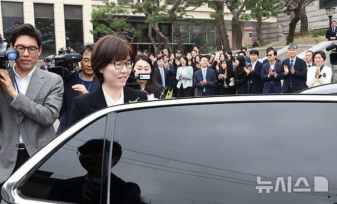 [서울=뉴시스] 김명년 기자 = 이미선 헌법재판관이 18일 오전 서울 종로구 헌법재판소에서 열린 퇴임식을 마치고 환송을 받으며 떠나고 있다.(공동취재) 2025.04.18. kmn@newsis.com