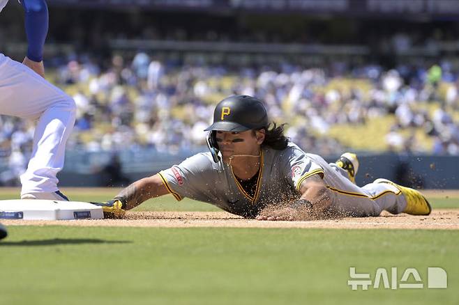 [로스앤젤레스=AP/뉴시스] 피츠버그 파이리츠의 배지환이 11일(현지시각) 미 캘리포니아주 로스앤젤레스의 다저스타디움에서 열린 2024 메이저리그 LA 다저스와 경기 5회 초 안타 진루 후 2루를 훔치고 있다. 배지환은 4타수 2안타 1득점 1도루를 기록했고 피츠버그는 10회 연장 끝에 5-6으로 패했다. 2024.08.12.