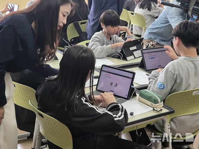 [울산=뉴시스] 구미현 기자 = 18일 오전 울산 이화중학교 1학년 1반 교실에서 인공지능 디지털교과서(AIDT)로 영어 수업이 진행되고 있다. 이화중은 2023년부터 2년간 디지털 교육 선도학교로서 쌓아온 경험을 바탕으로 올해 디지털 교수 학습 연구학교로 선정됐다. 2025.04.18. gorgeouskoo@newsis.com