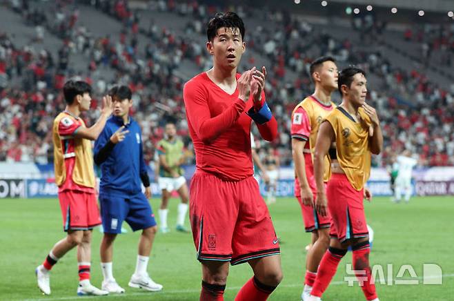 [서울=뉴시스] 김선웅 기자 = 지난해 9월5일 서울 마포구 서울월드컵경기장에서 열린 2026 북중미 월드컵 아시아 지역 3차 예선 B조 1차전 대한민국과 팔레스타인의 경기가 0-0 무승부로 끝난 뒤 대표팀 손흥민이 그라운드를 돌며 축구팬들에게 인사하고 있다. 2024.09.05. mangusta@newsis.com
