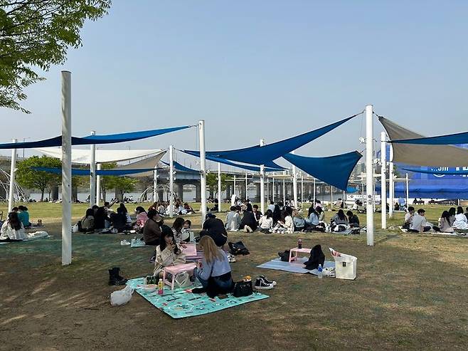 [서울=뉴시스]이지민 수습 기자=18일 오후 4시께 서울 영등포구 여의도 한강공원에 나들이객이 북적이고 있다. 2025.04.18 ezmin@newsis.com *재판매 및 DB 금지