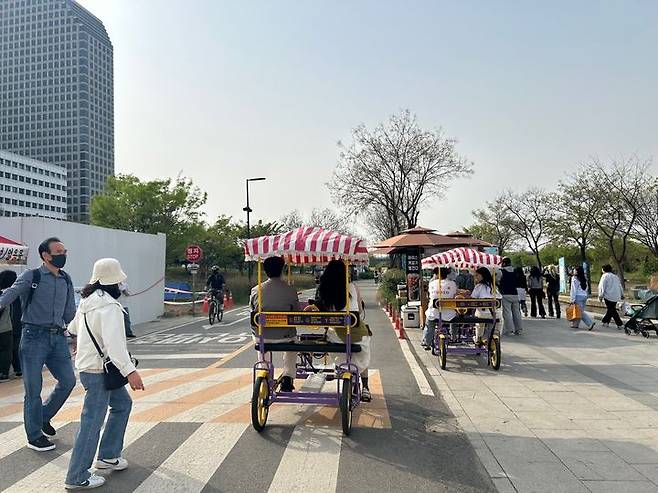[서울=뉴시스]이지민 수습 기자=18일 오후 4시께 서울 영등포구 여의도 한강공원에 나들이객이 북적이고 있다. 2025.04.18 ezmin@newsis.com *재판매 및 DB 금지
