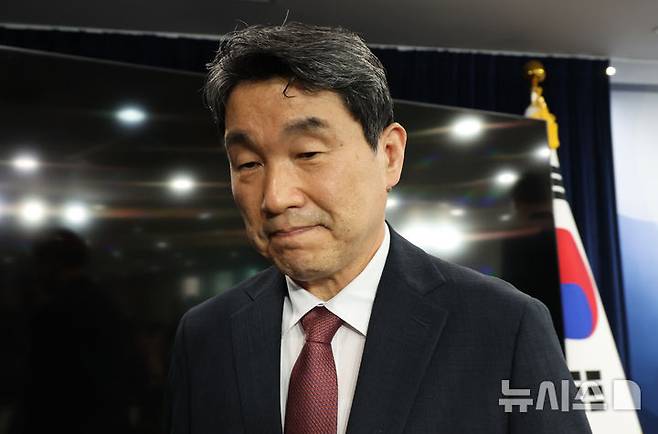 [서울=뉴시스] 김명원 기자 = 이주호 사회부총리 겸 교육부 장관이 17일 서울 종로구 정부서울청사에서 열린 2026학년도 의대 모집인원 조정 방향 관련 브리핑을 마친후 나서고 있다. 2025.04.17. kmx1105@newsis.com