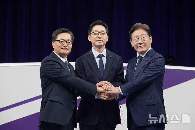[서울=뉴시스] 국회사진기자단 = 이재명(오른쪽부터), 김경수, 김동연 제21대 대통령 선거 더불어민주당 경선 후보가 18일 서울 마포구 상암동 MBC에서 첫 TV토론회에 앞서 기념촬영을 하고 있다. 2025.04.18. photo@newsis.com