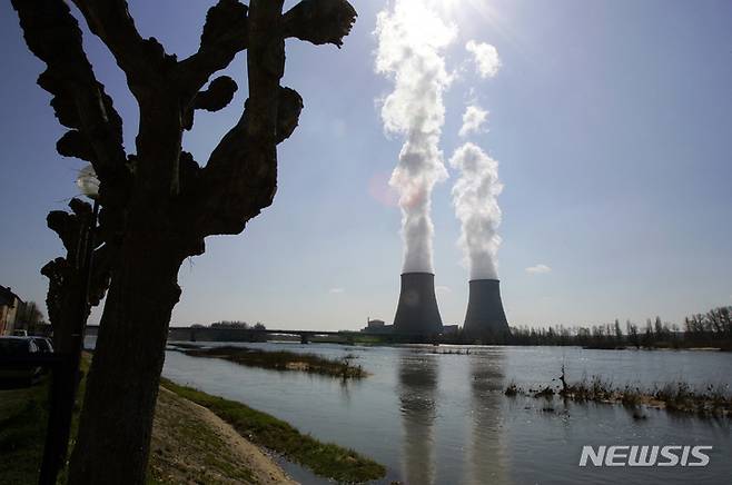 [루아르=AP/뉴시스] 자료사진으로 프랑스 중부 루아르강 건너편의 원자력 발전소 모습. 2021.10.13.