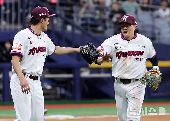 [서울=뉴시스] 홍효식 기자 = 18일 서울 구로구 고척스카이돔에서 열린 2025 KBO리그 kt 위즈와 키움 히어로즈의 경기, 3회초 2사 만루에서 kt 유준규의 안타성 타구를 라인드라이브 아웃으로 잡은 키움 3루수 오선진이 덕아웃으로 들어서자 투수 원종현이 고마움을 표현하고 있다. 2025.04.18. yesphoto@newsis.com