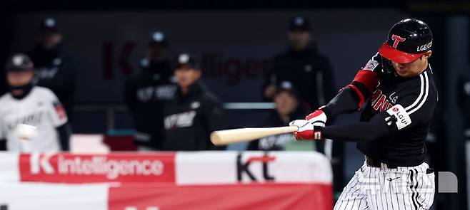 [수원=뉴시스] 추상철 기자 = 지난 2일 오후 경기 수원 케이티위즈파크에서 열린 2025 KBO리그 LG트윈스와 kt 위즈의 경기, 5회초 1아웃 주자 만루 상황에서 LG 오지환이 2타점 적시타를 때리고 있다. 2025.04.02. scchoo@newsis.com