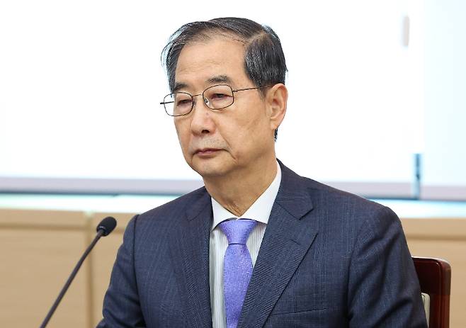 한덕수 대통령 권한대행 국무총리가 17일 정부서울청사에서 제6차 2025년 아시아태평양경제협력체(APEC) 정상회의 준비위원회를 하고 있다. 연합뉴스