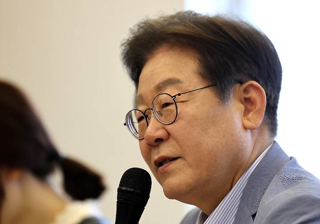 더불어민주당 이재명 전 대표가 18일 지역에서 열린 기업 간담회에 참석해 발언하고 있는 모습. 연합뉴스