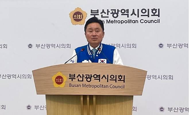 부산시의회 브리핑실에서 발언하고 있는 더불어민주당 시정평가 대안특별위원회 최인호 위원장. 부산시의회 제공
