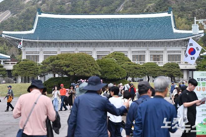 오는 6월 3일 제21대 대통령 선거를 앞두고 차기 대통령 집무실 위치가 주목받고 있는 가운데 17일 서울 종로구 청와대가 관람객들로 붐비고 있다. 류영주 기자