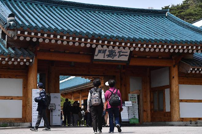 오는 6월 3일 제21대 대통령 선거를 앞두고 차기 대통령 집무실 위치가 주목받고 있는 가운데 17일 서울 종로구 청와대 관저의 모습. 류영주 기자