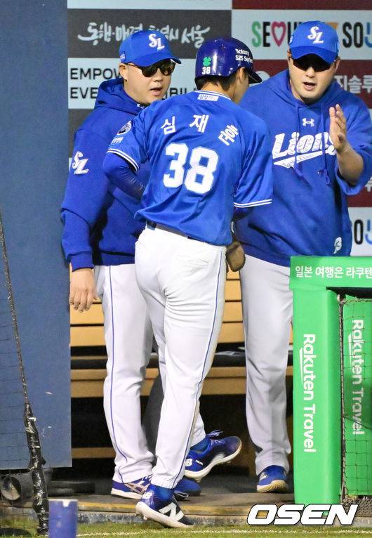 [OSEN=잠실, 민경훈 기자] 17일 서울 잠실야구장에서 2025 신한 SOL Bank KBO리그 LG 트윈스와 삼성 라이온즈의 경기가 열렸다.이날 LG는 송승기, 삼성은 원태인을 선발로 내세웠다.6회초 2사 주자 2루 삼성 김성윤의 좌익수 앞 1타점 적시타때 심재훈이 덕아웃에서 박진만 감독과 하이파이브를 하고 있다. 2025.04.17 / rumi@osen.co.kr