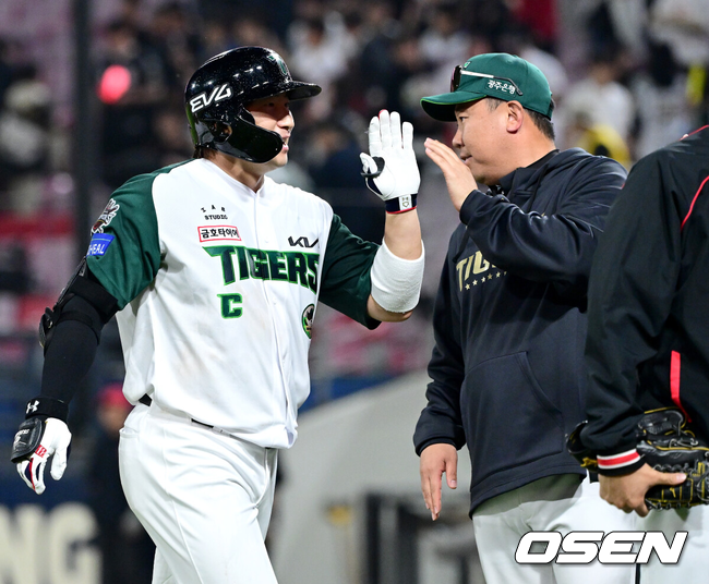 [OSEN=광주, 최규한 기자] 경기를 마치고 끝내기타를 날린 KIA 나성범과 이범호 감독이 인사를 나누고 있다. 2025.04.17 / dreamer@osen.co.kr