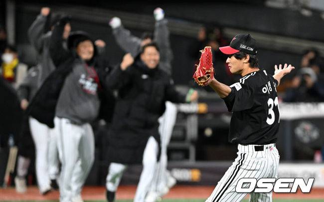 [OSEN=수원, 이대선 기자] LG가 9회초 2아웃 이후에 오지환의 스리런 홈런포로 극적인 역전승을 거뒀다. 이정용은 9회말 1사 만루 위기에서 투수 땅볼 병살타로 처리하며 승리를 지켰다. 경기 종료 후 LG 이정용이 동료들과 승리의 기쁨을 나누고 있다. 2023.11.10 /sunday@osen.co.kr