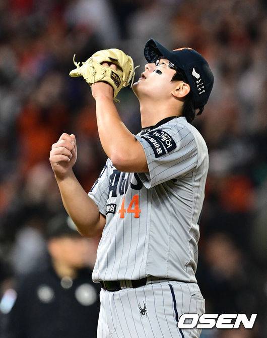 [OSEN=인천, 김성락 기자]프로야구 한화 이글스가 시즌 첫 시리즈 스윕을 달성하며 4연승을 질주했다.&nbsp;한화는 17일 인천 SSG랜더스필드에서 열린 ‘2025 신한은행 SOL Bank KBO리그’ SSG 랜더스와의 경기에서 4-2로 승리했다. 4연승을 질주하며 올해 처음으로 3연전 스윕에도 성공했다. 승리가 확정된 순간 한화 김서현이 기뻐하고 있다. 2025.04.17 / ksl0919@osen.co.kr
