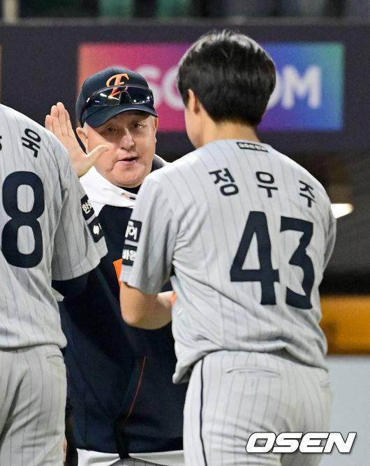 [OSEN=인천, 김성락 기자]프로야구 한화 이글스가 시즌 첫 시리즈 스윕을 달성하며 4연승을 질주했다.&nbsp;한화는 17일 인천 SSG랜더스필드에서 열린 ‘2025 신한은행 SOL Bank KBO리그’ SSG 랜더스와의 경기에서 4-2로 승리했다. 4연승을 질주하며 올해 처음으로 3연전 스윕에도 성공했다. 경기 종료 후 한화 김경문 감독, 정우주가 하이파이브를 하고 있다. 2025.04.17 / ksl0919@osen.co.kr