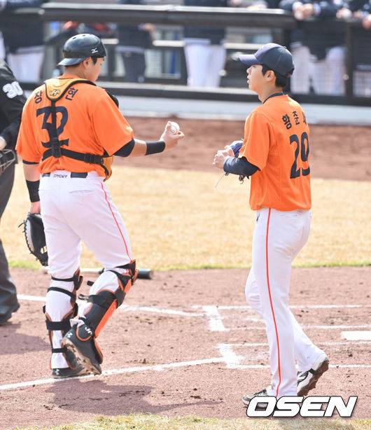 [OSEN=대전, 박준형 기자]  6일 오후 대전 한화생명 볼파크에서 한화 자체 청백전 경기가 진행됐다.한화이글스와 한화퓨처스로 팀을 나눴다.1회 2실점 허용한 황준서가 아쉬워하고 있다. 2025.03.06 / soul1014@osen.co.kr