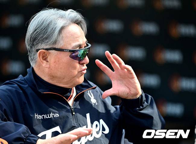 [OSEN=대전, 최규한 기자] 18일 오후 대전 한화생명 볼파크에서 ‘2025 신한 SOL Bank KBO리그’ 한화 이글스와 NC 다이노스의 경기가 열린다.홈팀 한화는 엄상백, 방문팀 NC는 로건 앨런을 선발로 내세운다.경기를 앞두고 한화 김경문 감독이 취재진과 질의응답 시간을 갖고 있다. 2025.04.18 / dreamer@osen.co.kr