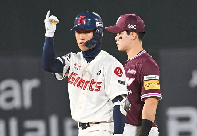 [OSEN=부산, 이석우 기자] 17일 부산 사직야구장에서 2025 신한 SOL 뱅크 KBO 리그 롯데 자이언츠와 키움 히어로즈의 경기가 열렸다. 홈팀 롯데는 박세웅, 방문팀 키움은 김윤하가 선발 출전했다.롯데 자이언츠 전민재가 2회말 1사 1루 좌익수 왼쪽 2루타를 치고 세리머니를 하고 있다. 2025.04.17 / foto0307@osen.co.kr