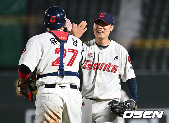 [OSEN=부산, 이석우 기자] 17일 부산 사직야구장에서 2025 신한 SOL 뱅크 KBO 리그 롯데 자이언츠와 키움 히어로즈의 경기가 열렸다. 홈팀 롯데는 박세웅, 방문팀 키움은 김윤하가 선발 출전했다.롯데 자이언츠 박진형이 키움전에서 7-1로 승리한 후 유강남과 기쁨을 나누고 있다. 2025.04.17 / foto0307@osen.co.kr