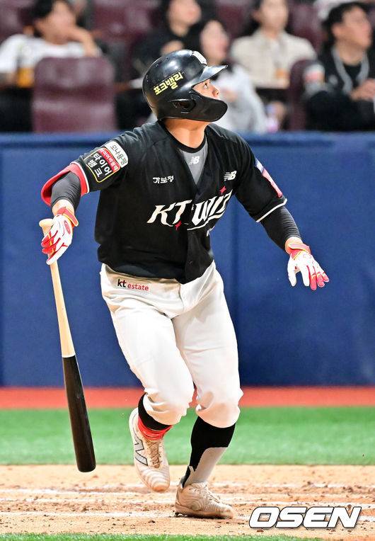 [OSEN=고척, 민경훈 기자] 18일 오후 서울 고척스카이돔에서 ‘2025 신한 SOL BANK KBO리그’ 키움 히어로즈와 KT 위즈의 경기가 진행됐다.이날 키움은 전준표를, KT는 헤이수스를 선발투수로 내세웠다. 5회초 1사 주자 2,3루 KT 권동진이 좌익수 희생플라이로 동점 1타점을 올리고 있다. 2025.04.18 / rumi@osen.co.kr