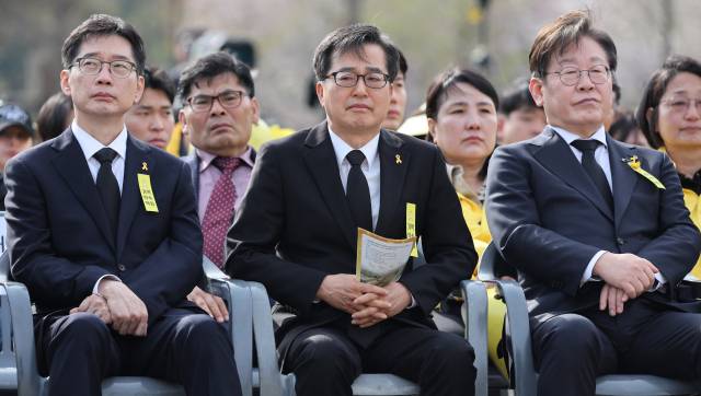 ▲지난 16일 안산시 단원구 화랑유원지에서 열린 세월호 참사 11주기 기억식에서 김경수 전 경남지사(왼쪽부터)와 김동연 경기도지사, 더불어민주당 이재명 전 대표가 추도사를 듣고 있다. ⓒ연합뉴스