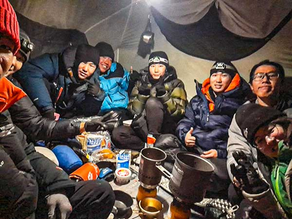 작은 텐트 안에 모두 모여 앉아 차를 끓여 마시고 있다.