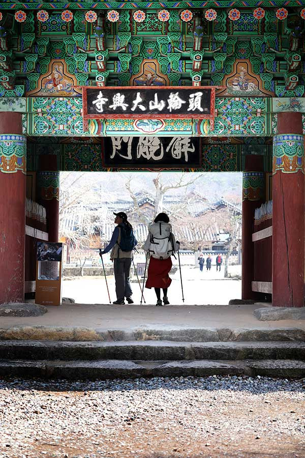 서산대사와 초의선사가 사랑한 대흥사는 두륜산 능선이 에워싼 가운데에 자리하고 있어, 명당으로 손꼽힌다.  