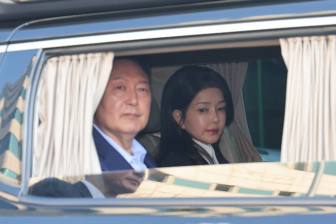 윤석열 전 대통령과 부인 김건희 여사가 11일 차를 탄 채 서울 용산구 한남동 대통령 관저를 떠나고 있다. 차량은 윤 전 대통령 부부의 사저(서초구 서초동 아크로비스타)로 향하고 있다. 뉴스1