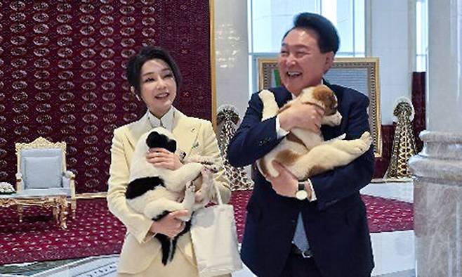 지난 2024년 6월 11일(현지시간) 투르크메니스탄을 국빈 방문한 윤석열 전 대통령과 김건희 여사가 투르크메니스탄 아시가바트에서 열린 구르반굴리 베르디무하메도프 투르크메니스탄 국가최고지도자 겸 인민이사회 의장 친교오찬에서 투르크 국견 알라바이를 안고 있다. 공동취재