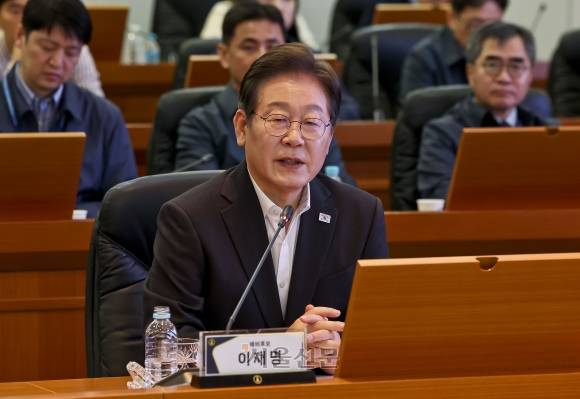 더불어민주당 이재명 대선 경선 후보가 17일 대전광역시 유성구 국방과학연구소(ADD)에서 열린 현장간담회에서 발언을 하고 있다. 2025.04.17. 국회사진기자단