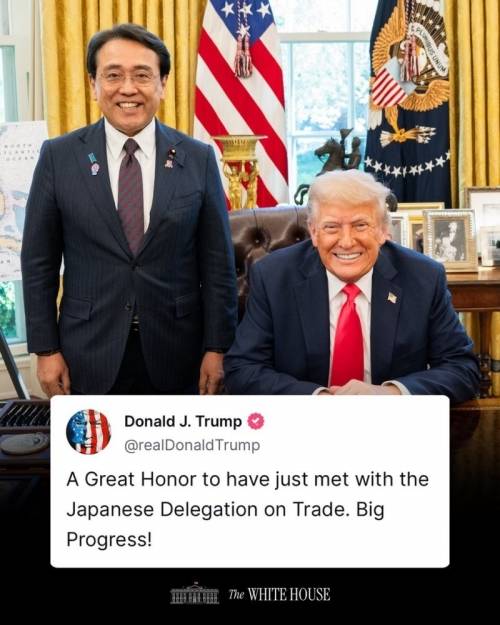 日에 방위비 꺼낸 트럼프 “큰 진전” - 16일(현지시간) 도널드 트럼프(오른쪽) 미국 대통령이 워싱턴DC 백악관에서 아카자와 료세이 일본 경제재생상과 만나 기념촬영을 하고 있다. 트럼프 대통령은 트루스소셜에 이 사진을 올린 뒤 “일본 무역 대표단과 방금 만나 큰 영광이다. 큰 진전이 있었다”고 썼다. 트루스소셜 캡처