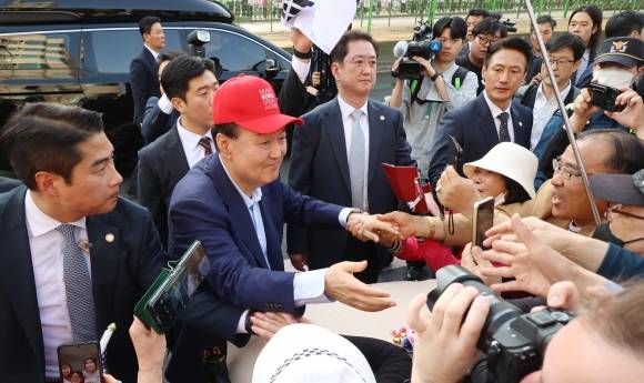 윤석열 전 대통령이 지난 11일 서울 용산구 한남동 관저에서 나와 서초동 사저로 향하기 전 지지자들과 인사하고 있다. 2025.4.11 연합뉴스