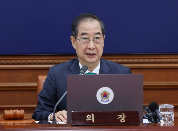 발언하는 한덕수 권한대행 - 한덕수 대통령 권한대행 국무총리가 18일 정부서울청사에서 열린 국무회의에서 발언하고 있다. 2025.4.18 대통령실통신사진기자단