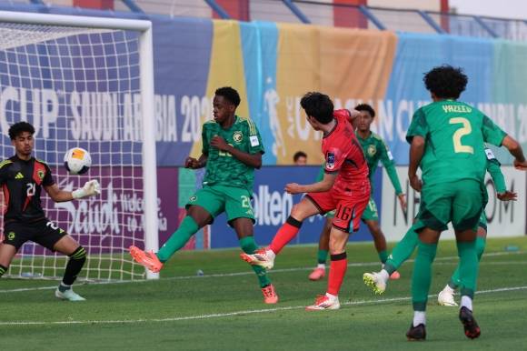 한국 17세 이하 축구 국가대표 오하람이 18일(한국시간) 사우디아라비아 타이프의 오카드 스포츠 클럽 스타디움에서 끝난 2025 아시아축구연맹(AFC) U17 아시안컵 준결승전에서 골을 넣고 있다. 대한축구협회 제공