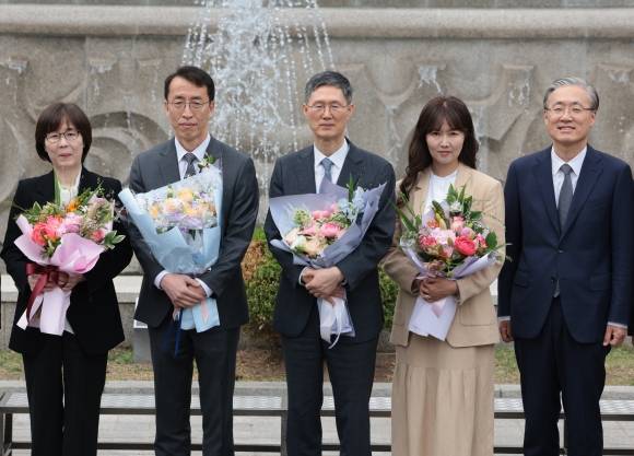퇴임 기념 촬영하는 문형배-이미선 헌법재판관 - 문형배 헌법재판소장 권한대행과 이미선 헌법재판관이 18일 서울 종로구 헌법재판소에서 열린 퇴임식을 마친 뒤 재판관과 가족과 함께 기념 촬영하고 있다.  왼쪽부터 이미선 헌법재판관과 남편 오충진 변호사, 문형배 헌법재판소장 권한대행과 부인 이경아 씨, 김형두 헌법재판관. 연합뉴스