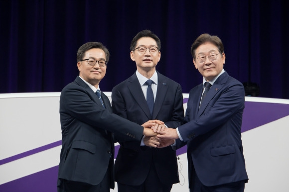 민주당 대선 경선 후보 첫 TV 토론회 - 더불어민주당 대선 경선 주자인 이재명(오른쪽부터)·김경수·김동연 후보가 18일 서울 마포구 상암동 MBC에서 첫 TV토론회를 시작하기에 앞서 기념촬영 하고 있다.  국회사진기자단