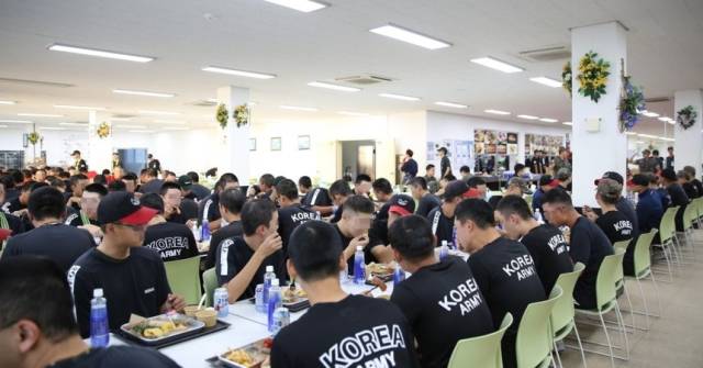 육군종합군수학교 소속 장병들이 국군의 날을 기념해 나온 특식을 먹고 있다. 사진 제공=아워홈