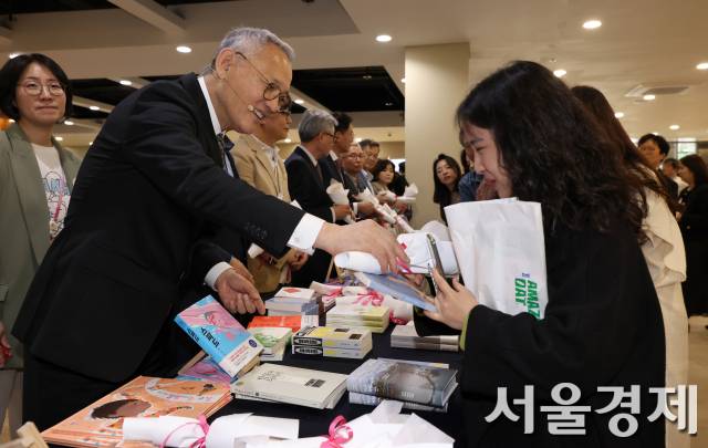 유인촌 문화체육관광부 장관이 지난해 4월 23일 서울 종로구 세종라운지에서 열린 ‘세계 책의 날’ 행사에서 시민들에게 책과 꽃을 선물하고 있다. 사진 제공=문체부