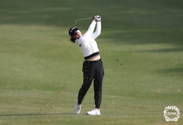 마다솜이 18일 KLPGA 투어 넥센·세인트나인 마스터즈 1라운드 12번 홀에서 아이언샷을 하고 있다. 사진 제공=KLPGA