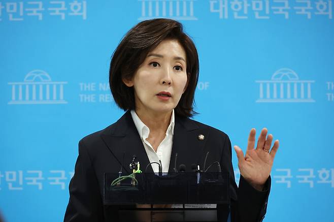 나경원 국민의힘 대선 경선 후보가 17일 서울 여의도 국회 소통관에서 'FIRST 국민 FIRST 자유와 번영의 위대한 대한민국 대통령 나경원, 외교·안보·국방·통일 공약 발표'를 마친 뒤 취재진의 질문에 답변하고 있다. ⓒ연합뉴스
