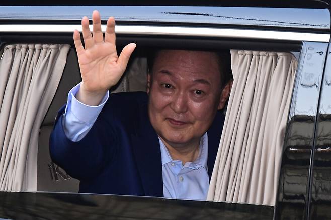 윤석열 전 대통령이 4월11일 한남동 관저에서 서울 서초구 아크로비스타 사저로 이동하며 지지자들에게 인사하고 있다. ⓒ연합뉴스