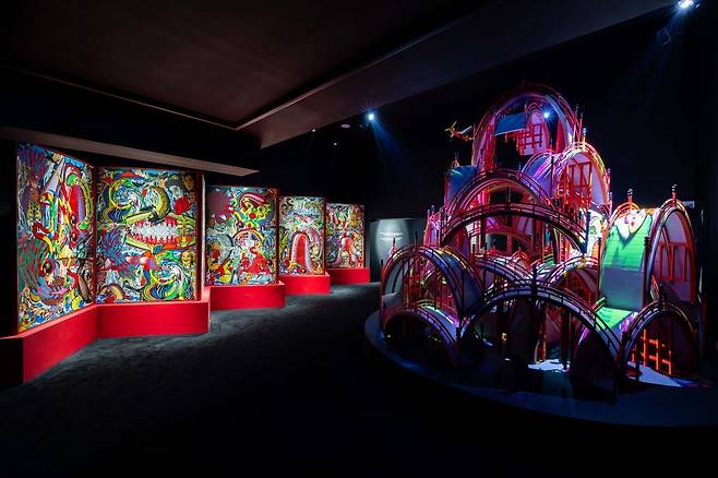 대림미술관에서 열리고 있는 ‘케이이치 타나아미: I’M THE ORIGIN’ 전시 전경. 오른쪽에 보이는 작품은 타나아미의 대표작 중 하나인 ‘백 개의 다리’로, 강렬한 색채와 반복적인 구조물이 어우러진 설치 작품이다.  사진제공ㅣ 대림미술관