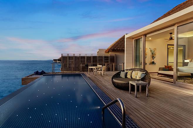 9~10m 길이의 오버워터빌라 전용 수영장. 사진제공|팜투어