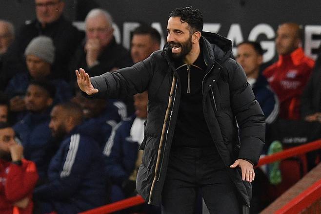 맨유 후벵 아모림 감독이 18일 리옹전에서 선수들에게 작전 지시를 하고 있다. AFP연합뉴스