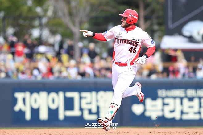 KIA 패트릭 위즈덤이 홈런을 친 뒤 그라운드를 돌며 세리머니 하고 있다. KIA 타이거즈 제공